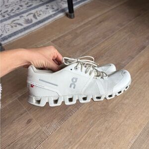 On Running white Athletic Shoes size 8.5 woman